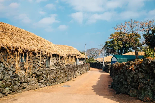 Seongeup Folk Village, Корейський старий традиційний будинок на острові Чеджу, Корея. — стокове фото