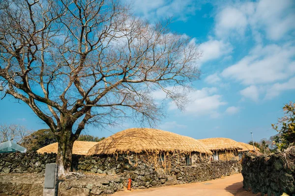 Seongeup Folk Village, antiga cidade tradicional coreana no inverno na Ilha Jeju, Coréia — Fotografia de Stock