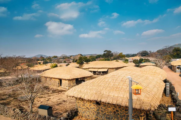 Seongeup Folk Village, ciudad tradicional coreana en la isla de Jeju, Corea —  Fotos de Stock