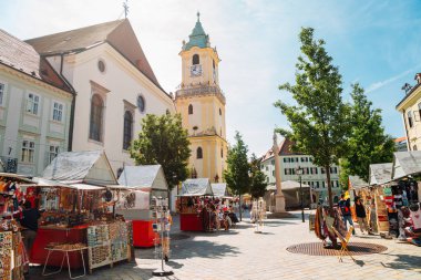 Bratislava, Slovakya - 24 Haziran 2019: Eski şehir Fransiske Meydanı (Frantiskanske namestie) hediyelik eşya dükkanı caddesi
