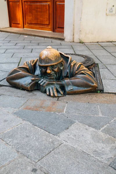 Bratislava, Slovakien - 24 juni 2019: Cumil man i arbete staty på gamla stan — Stockfoto