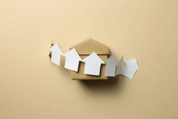 Modelo de casa de papel sobre fondo marrón. Concepto inmobiliario — Foto de Stock