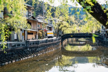 Kinosaki Onsen köyü ilkbaharda Hyogo, Japonya 'da.