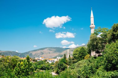 Bosna-Hersek 'in Mostar kentinde yaz aylarında eski kent ve cami