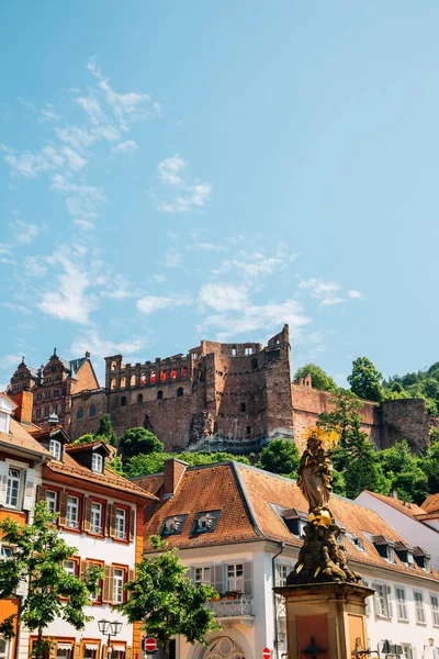 Casco antiguo Plaza Kornmarkt y castillo de Heidelberg en Heidelberg, Alemania — Foto de Stock