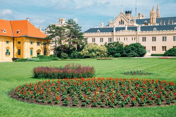 Castle Lednice és kert Lednice, Csehország — Stock Fotó