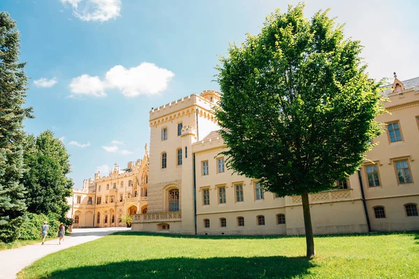 Castello Lednice e giardino a Lednice, Repubblica Ceca — Foto Stock