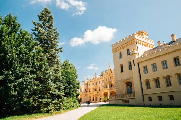 Castle Lednice és kert Lednice, Csehország — Stock Fotó