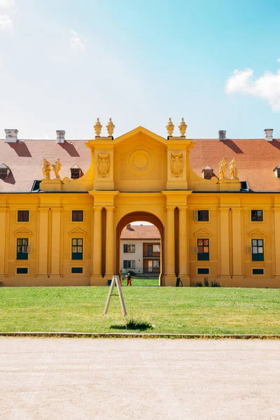 Castillo Lednice y jardín en Lednice, República Checa — Foto de Stock