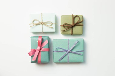 Beyaz arka planda yeşil hediye kutuları. Noel ya da doğum günü, yıldönümü konsepti