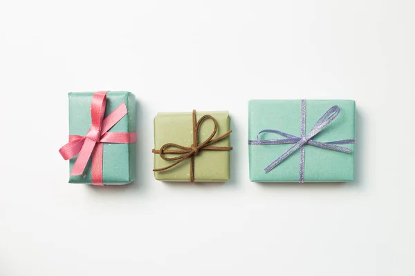 Zielone pudełka na białym tle. Boże Narodzenie lub urodziny, koncepcja rocznicy — Zdjęcie stockowe