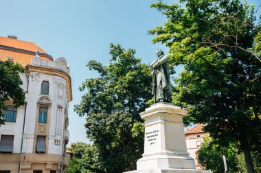 Szeged, Macaristan - 19 Temmuz 2019: Dugonics Andras heykeli ve parkı
