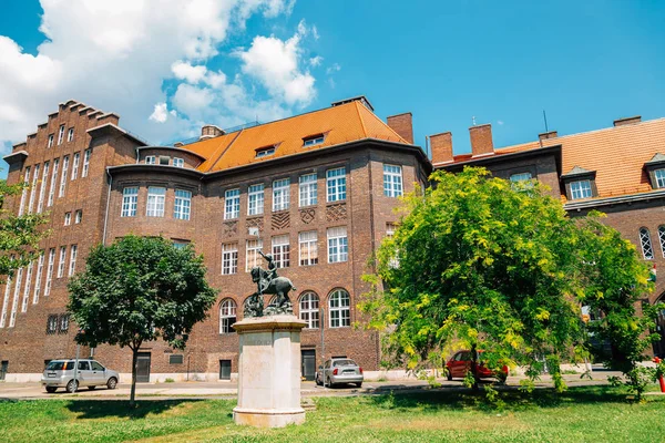 Szeged, Ungheria - 19 luglio 2019: Dom ter square Università di Szeged — Foto Stock