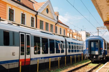 Sighisoara, Romanya - 24 Temmuz 2019: Sighisoara tren istasyonu platformu