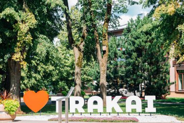 Trakai, Litvanya - 9 Ağustos 2019: Trakai harfleri anıtı