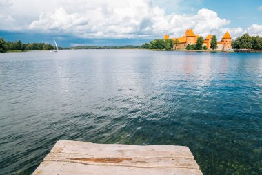 Trakai Adası Kalesi ve göl yazın Litvanya 'da