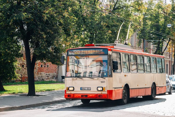 Vilnius, Lituanie - 9 août 2019 : Trolley bus dans la vieille ville — Photo