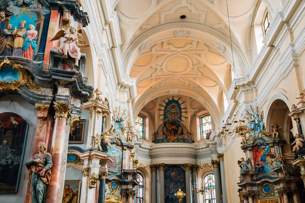 Vilnius, Lituanie - 9 août 2019 : Intérieur de l "église catholique de tous les saints — Photo