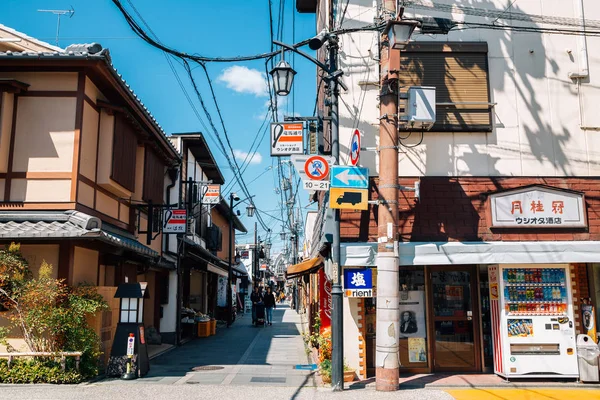 Kjóto, Japonsko - 9. dubna 2019: Ryoma-dori Japonská tradiční nákupní ulice — Stock fotografie