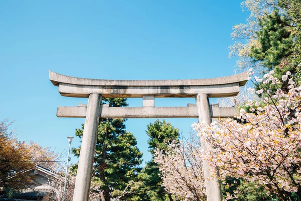 Sacrario di Gokonomiya Cancello di Torii con fiori ciliegio in primavera in Kyoto, Giappone — Foto Stock