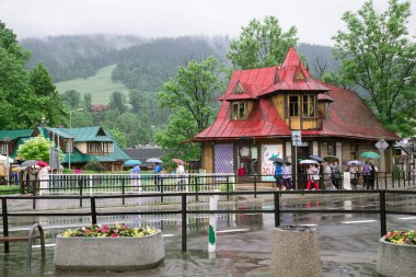 Zakopane, Polonya - 17 Haziran 2019: Zakopane şehir merkezi caddesi yağmurlu bir günde