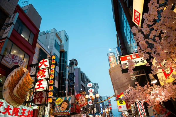 Osaka, Japão - 3 de abril de 2019: Noite de Dotonbori restaurante comida rua na primavera — Fotografia de Stock