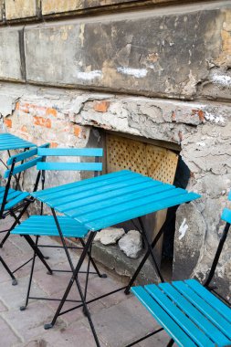 Polonya 'nın Krakow kentindeki Kazimierz bölgesinde sokak kafeteryası masası ve sandalyeler.