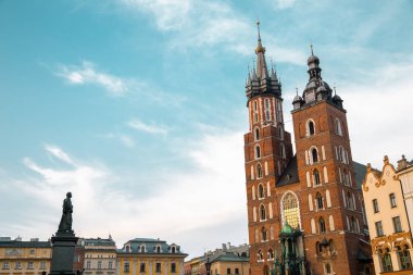 Polonya 'nın Krakow kentindeki Ana Pazar Meydanı' ndaki Aziz Mary Bazilikası (Rynek Glowny)