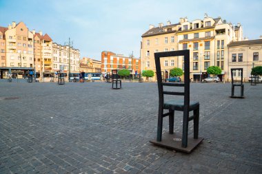 Krakow, Polonya - 15 Haziran 2019: Podgorze bölgesindeki Getto Kahramanları Meydanı Anıtı