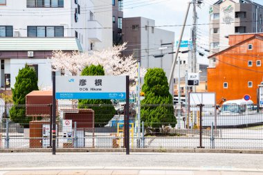 Shiga, Japonya - 11 Nisan 2019: İlkbaharda Hikone tren istasyonu