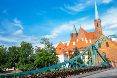 Polonya 'nın Wroclaw kentindeki Tumski Köprüsü ve Ostrow Tumski Katedrali' nin çoğu