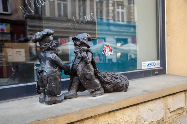 Wroclaw, Polen - 18 juni 2019: Gnome Dwergbeeld met glazen raam — Stockfoto