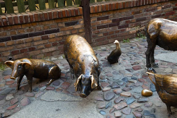 Wroclaw, Polen - 18 juni 2019: Bronsdjurskulpturer på Jatki street — Stockfoto