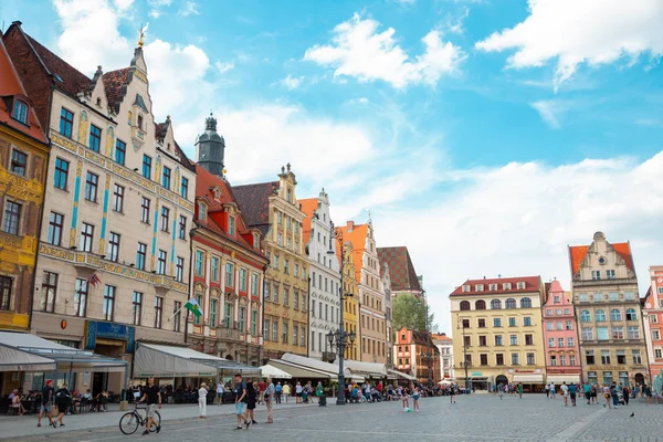 Wroclaw, Poland - June 18, 2019 : Old town Market square colorful houses — Stock Photo, Image