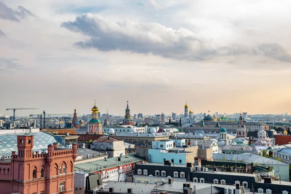 Moskwa krajobraz miasta z zachodem słońca niebo w Rosji — Zdjęcie stockowe