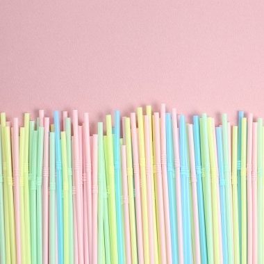 Pembe arkaplanda pastel renk pipetleri