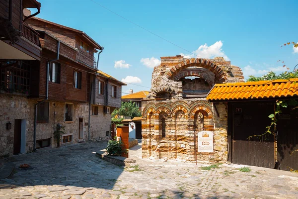 Nessebar, Bulgarien - 31 juli 2019: Ärkeänglarnas kyrka Michael och Gabriel Ruins — Stockfoto