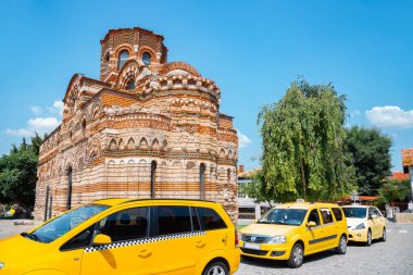 Bulgaristan 'ın Nessebar kentinde sarı taksi arabalı İsa Kilisesi