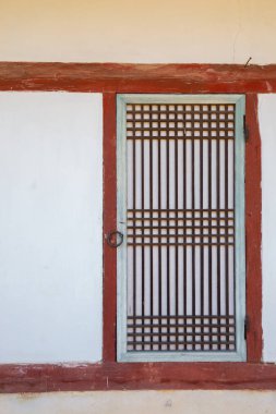 Kore 'nin geleneksel tahta kapısı Gyeongju, Kore' de.