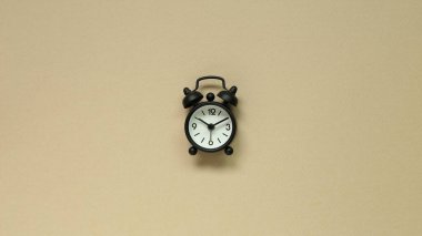 kahverengi zemin üzerine çalar saat