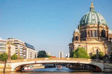 Almanya 'da Berlin Katedrali (Berliner Dom) ve Spree Nehri