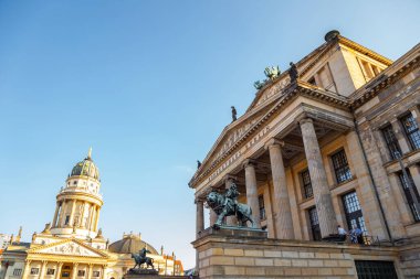 Konzerthaus Berlin konser salonu ve Alman Katedrali Yeni Kilise (Neue Kirche, Deutscher Dom) Berlin, Almanya 'daki jandarma meydanında