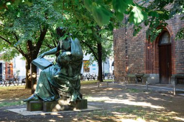 Berlin, Almanya - 7 Haziran 2019: Nikolaikirche Kilisesi 'nde Bilim Alegorisi