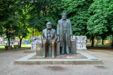 Berlin, Almanya - 7 Haziran 2019: Karl Marx ve Friedrich Engels heykeli Marx-Engels-Forum kamu parkında