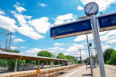 Potsdam, Almanya - 7 Haziran 2019: Potsdam Park Sanssouci tren istasyonu