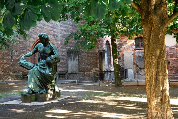 Berlino, Germania - 7 giugno 2019: Allegoria della statua in bronzo della Scienza nella chiesa di San Nicola Nikolaikirche — Foto Stock