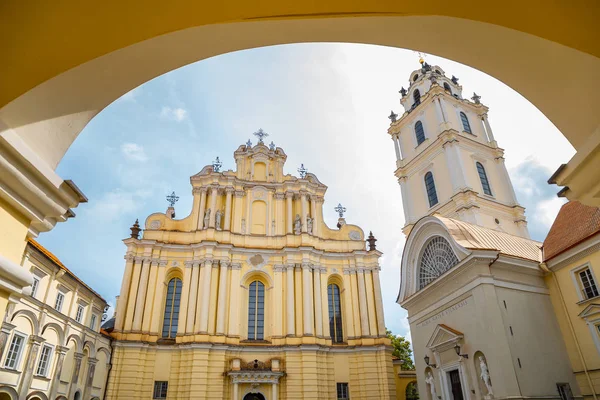 Vilnius Üniversitesi St. John Kilisesi ve Litvanya Çan Kulesi — Stok fotoğraf