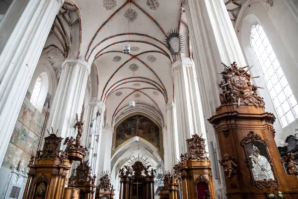 Vilnius, Lituânia - 10 de agosto de 2019: Interior da Igreja de São Francisco de Assis — Fotografia de Stock