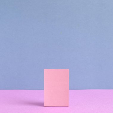 Pembe not kağıdı, pembe ve mor arkaplan üzerine yapışkan notlar.