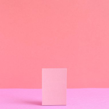 Pembe not kağıdı, pembe arka plandaki yapışkan notlar.